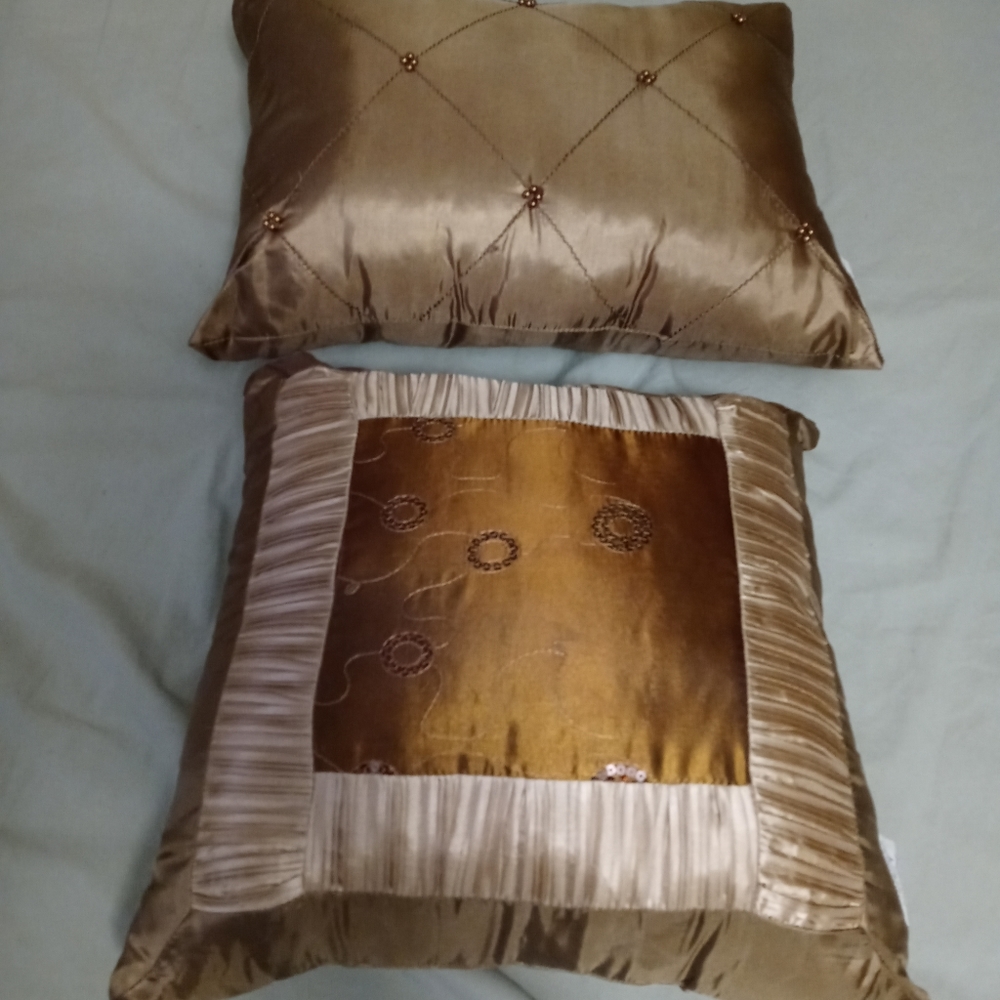 BURLINGTON COAT FACTORY VINTAGE 🏭 2 DESIGNER PILLOWS🐻GIFTING.🎁